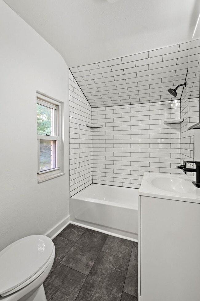 Building Photo - AVAILABLE OCT 1ST!! GORGEOUS 2 BEDROOM HOU...