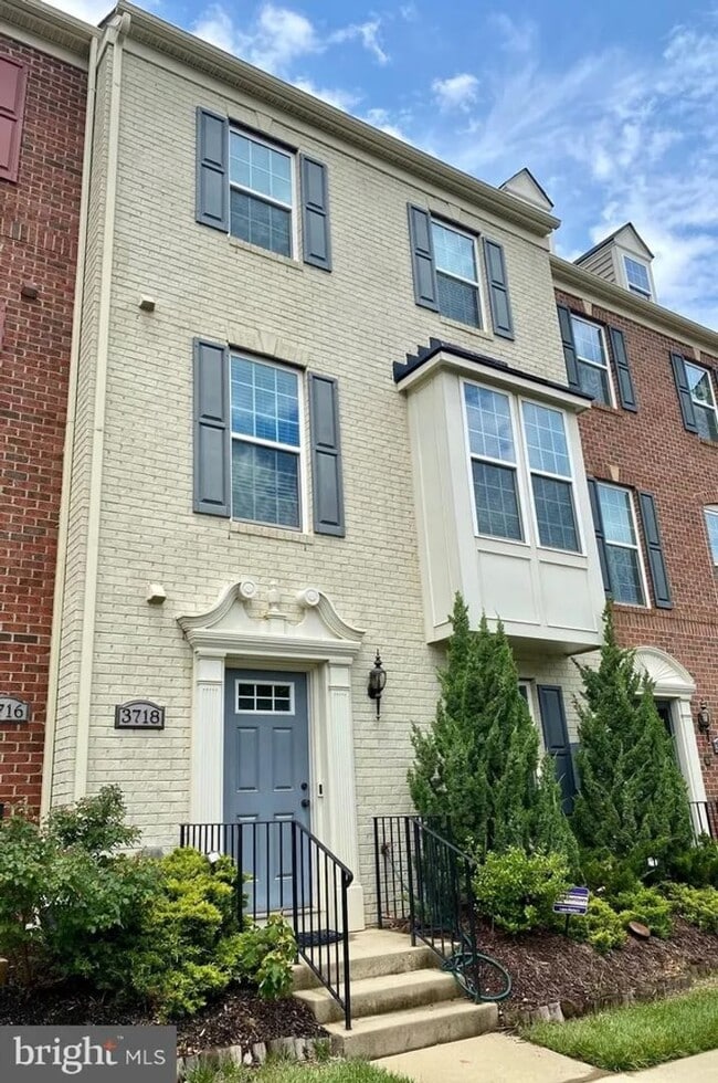 Building Photo - Beautiful Single Family home with Loft and Off Street Parking