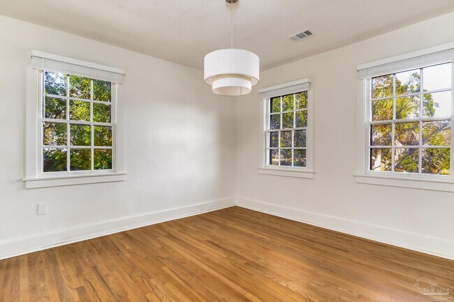 Building Photo - 1515 E Lakeview Ave