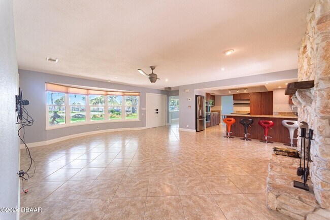 Building Photo - 864 S Beach St