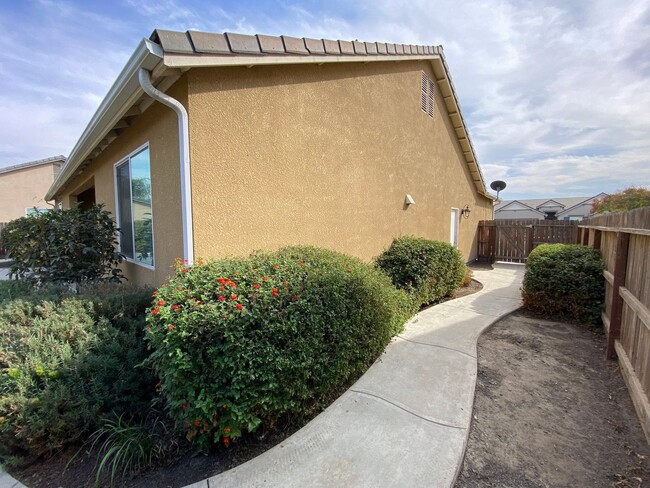 Building Photo - NW Visalia Home Available now, October SPE...
