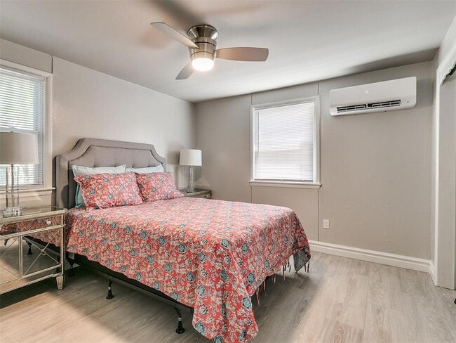 Building Photo - 203 E Brooks St