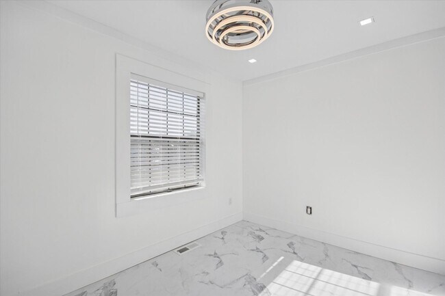 Building Photo - $200 RENT CREDIT | AVAILABLE NOW!