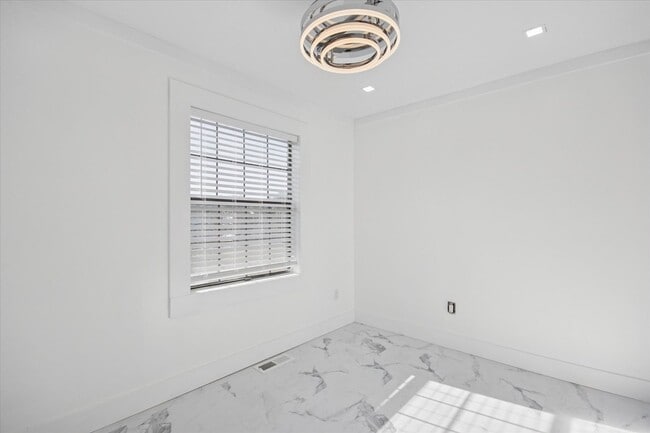 Building Photo - $200 RENT CREDIT | MOVE-IN READY!