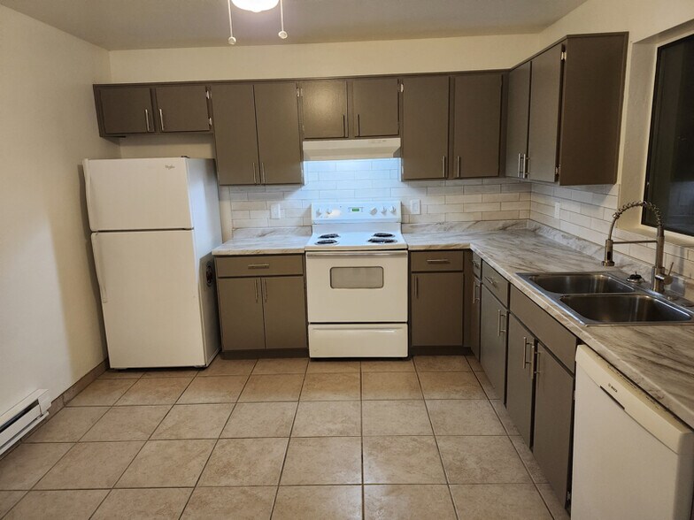 Building Photo - 8618 E Warren Rd