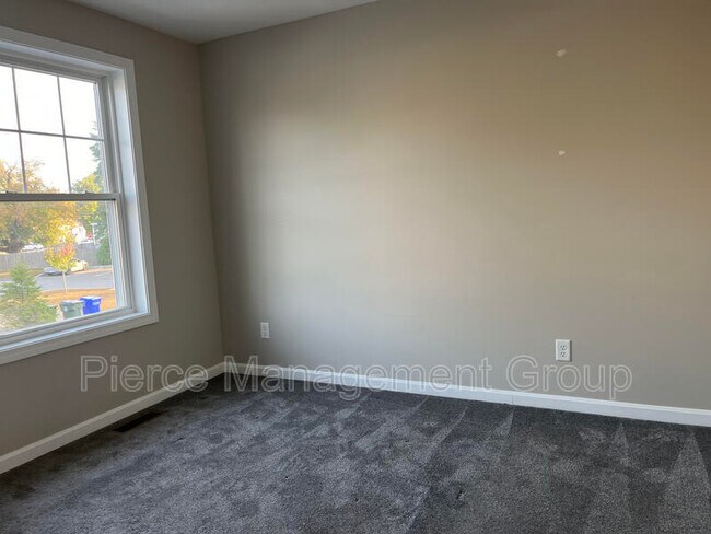 Building Photo - 6-21 Clarendon Way