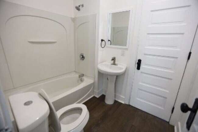 Building Photo - 1220 Wealthy St SE