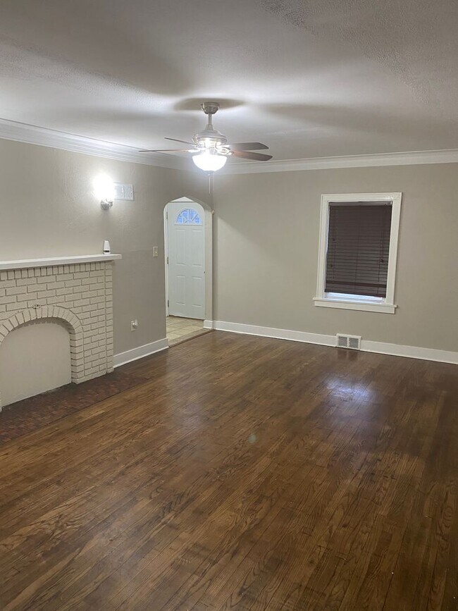 Building Photo - GLEN PARK LIVING! Near IUN & Golf Course!