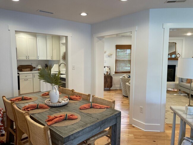 Building Photo - Old Village Cottage - 1.5 Blocks to Pitt Street Bridge