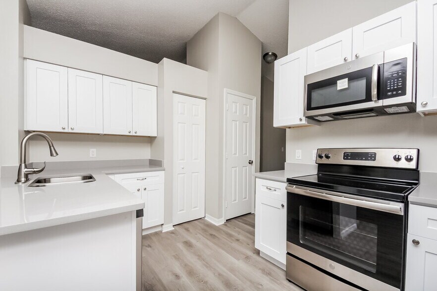 Building Photo - 613 Deauville Ct