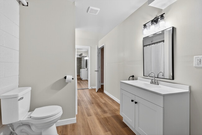 Building Photo - 1350 Dix Dr