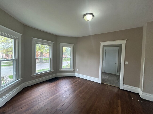 Building Photo - 3 Bed 1 Bath house in Rock Island