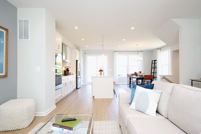 Building Photo - End-Unit Avon Park Townhome Near Biscuit Run Park