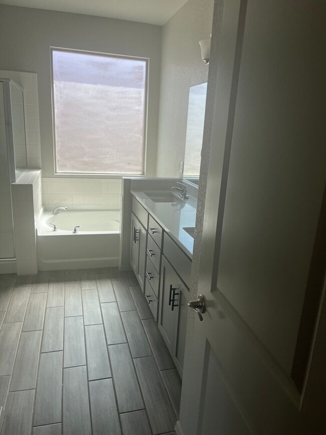 Building Photo - Beautiful Like New 4 Bedroom 3 Bathroom ho...