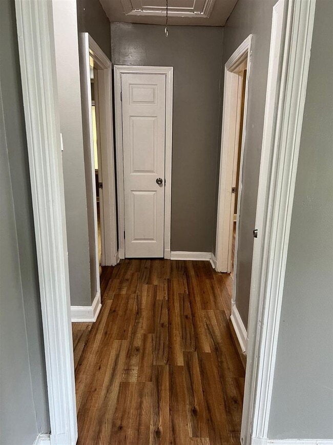 Building Photo - Renovated 3BR 2 Bath