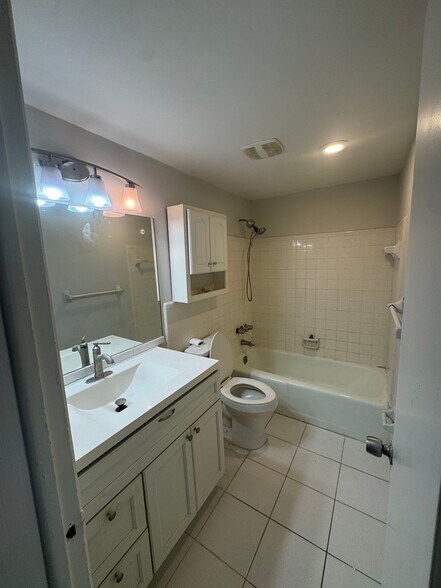 Building Photo - 5410 NE 22nd Terrace