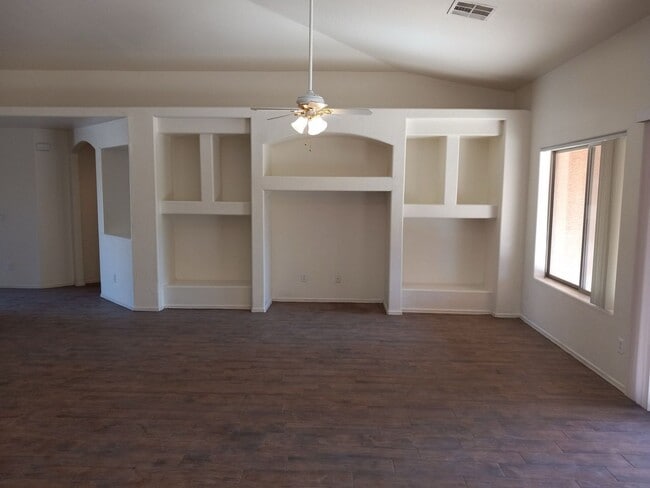 Building Photo - Phoenix Split Floor Plan 4 Bedroom + den