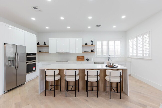 Building Photo - 2443 Players Ct