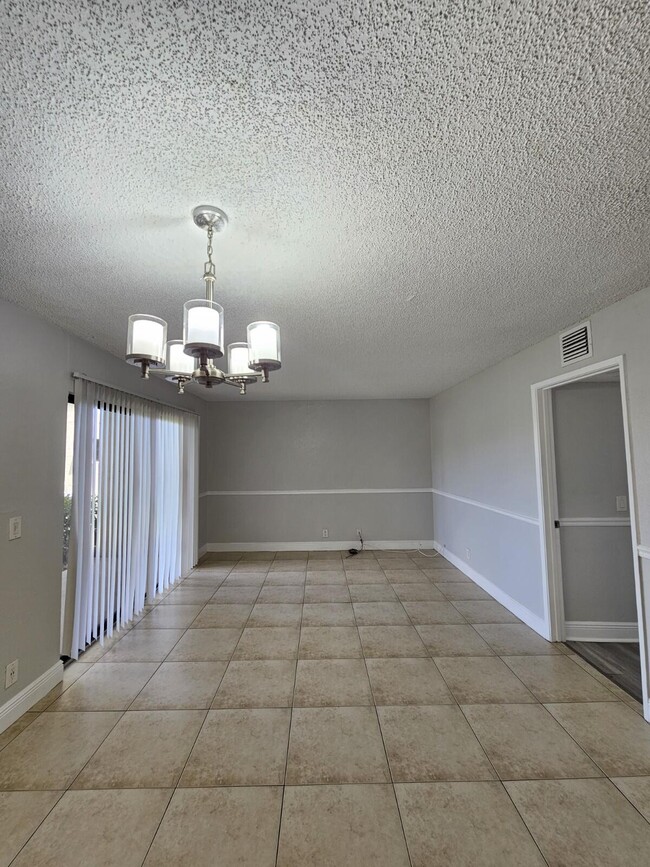 Building Photo - 1453 Lake Crystal Dr
