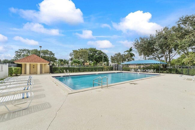 Building Photo - 9775 Sun Pointe Dr