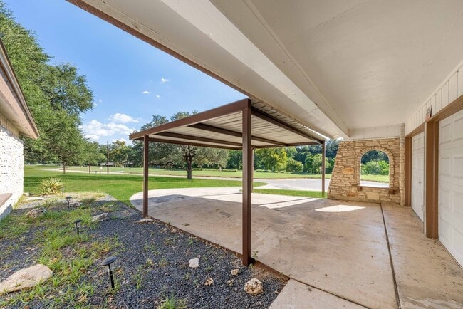 Building Photo - Spacious 4-Bedroom Retreat with Fireplace & Island Kitchen in New Braunfels