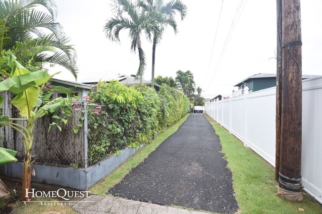 Building Photo - Live in Kailua Town!  Pet Friendly 3/2 wit...