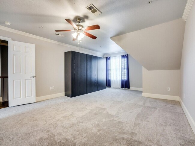 Building Photo - 5707 Lewis St