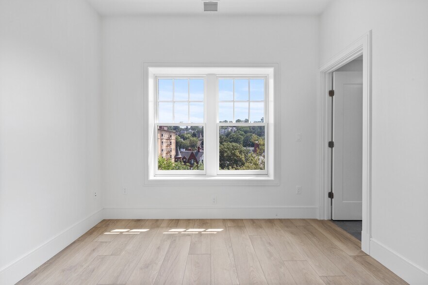 Building Photo - 1578 Beacon St