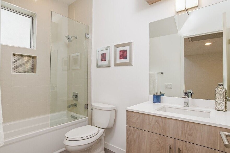 Building Photo - 5935 W Parkcrest Pl