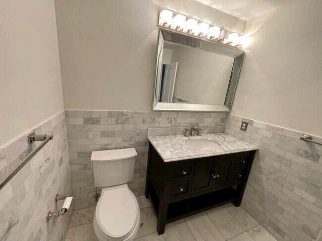 Building Photo - Updated 3 Bed 2.5 Bath Townhouse - SoHo / Hyde Park Area