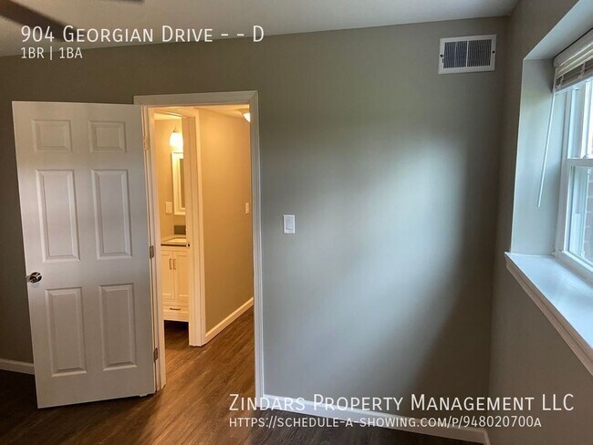 Building Photo - 904 Georgian Dr