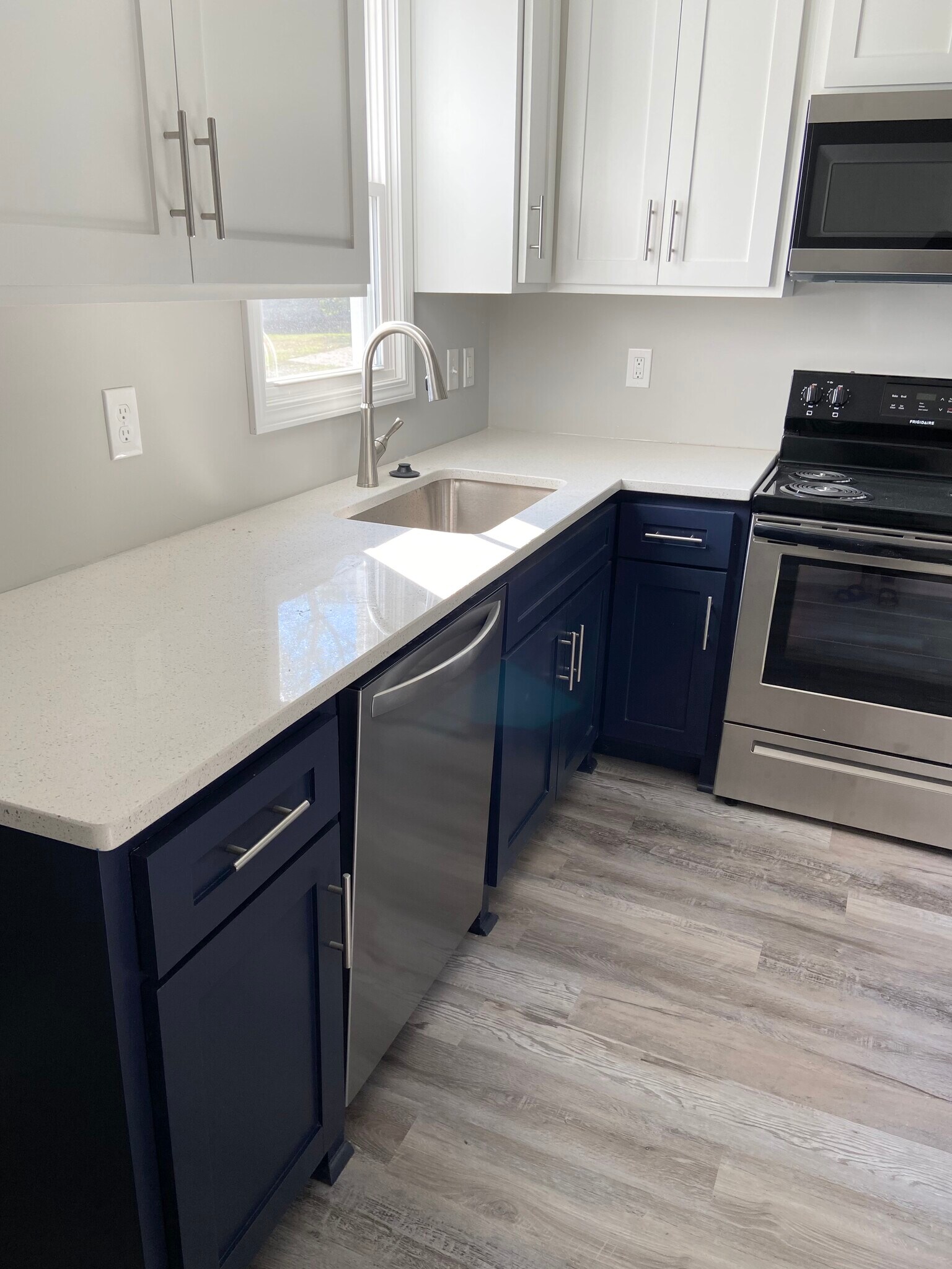 Building Photo - 11 NW Orchard St