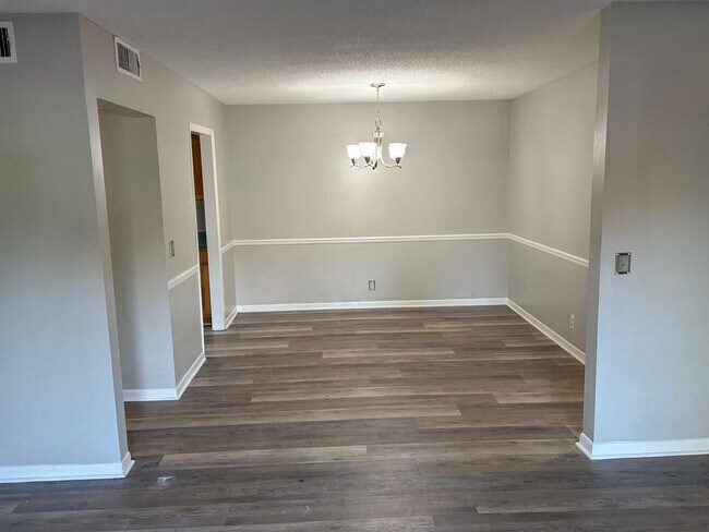 Building Photo - 515 Basswood Ave