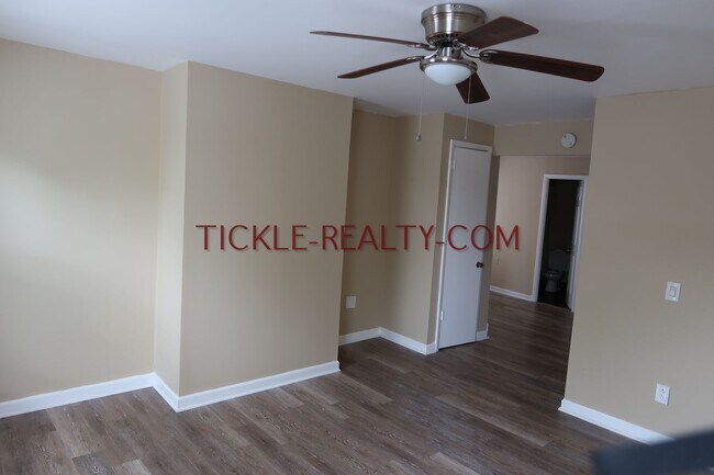 Building Photo - 164-166-166 Meigs St