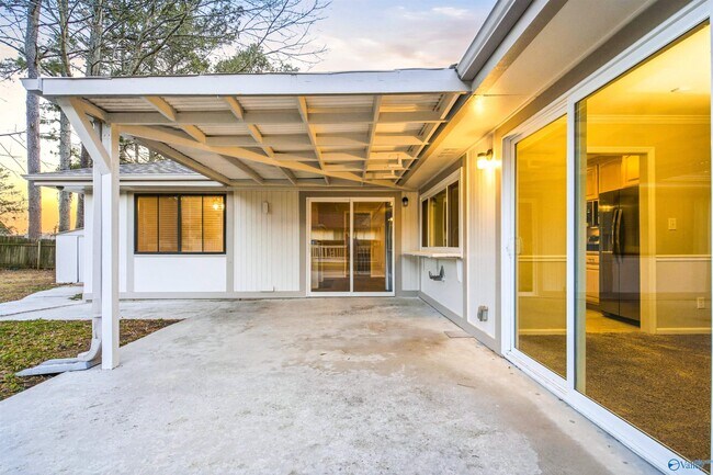 Building Photo - 2008 Burlingame Dr SE