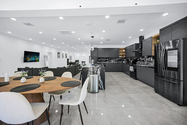 Building Photo - 5313 NE 1st Ave