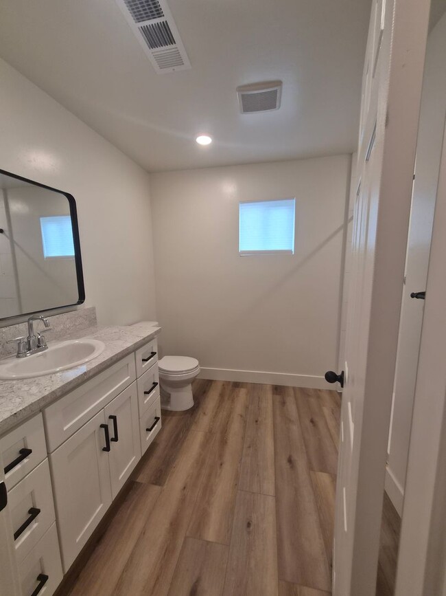 Building Photo - Beautifully Renovated 3 bedroom 2 Bath House