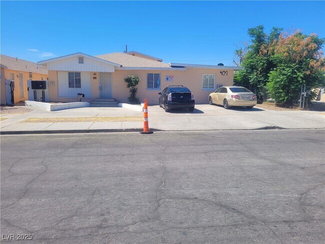 Building Photo - 409 W Van Buren Ave