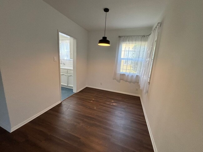 Building Photo - Sunset Drive, 4363-4377