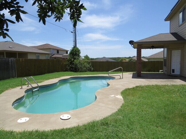 Building Photo - "Spacious 5-Bedroom Oasis with Pool on Gri...