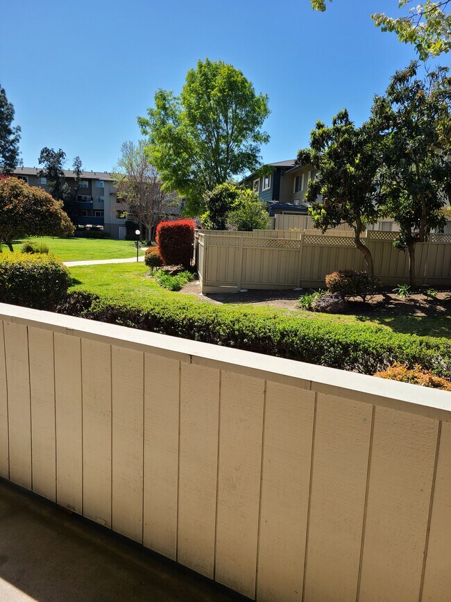Building Photo - 7110 Rainbow Dr
