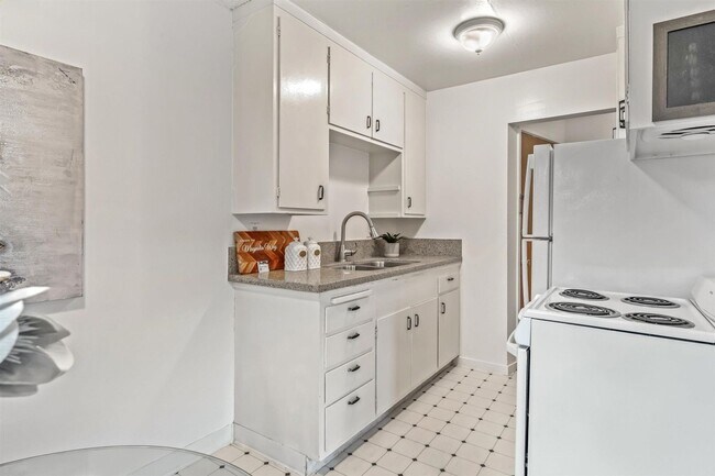 Building Photo - Utilities Included! Montclair 1BD/1BA w/ Parking & Private Deck