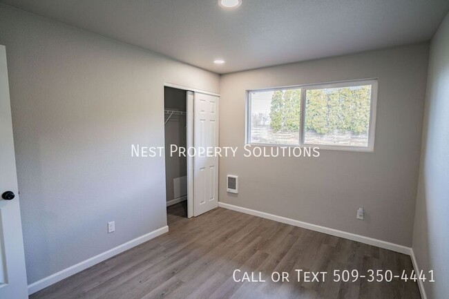 Building Photo - 160 Carswell Dr