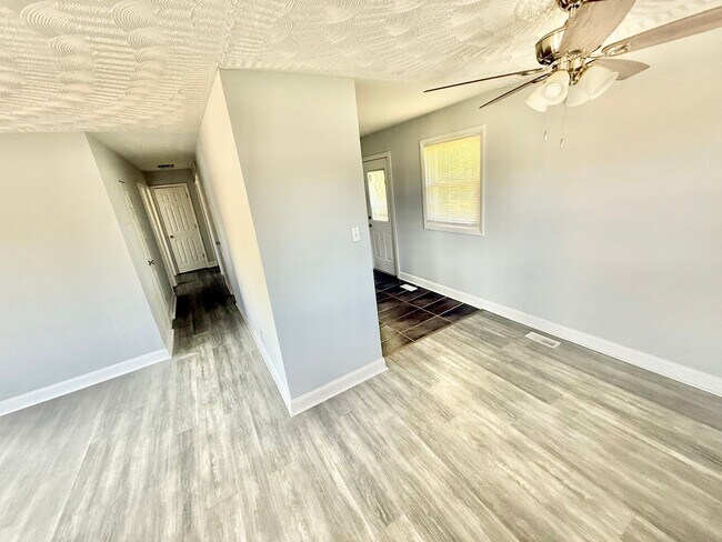 Building Photo - ***3 Bed Ranch with off-street parking and large yard!