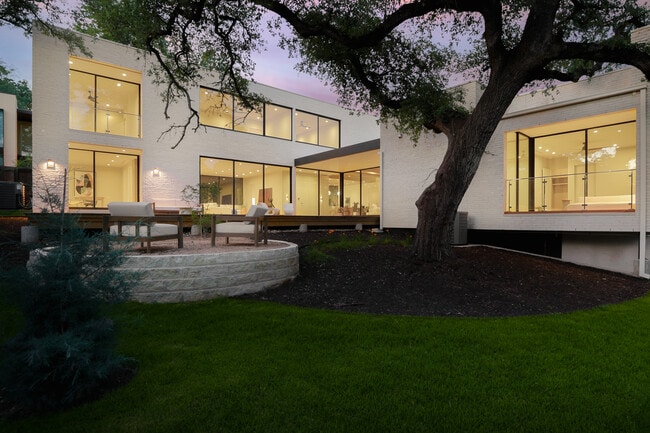 Building Photo - 2106 Matthews Dr