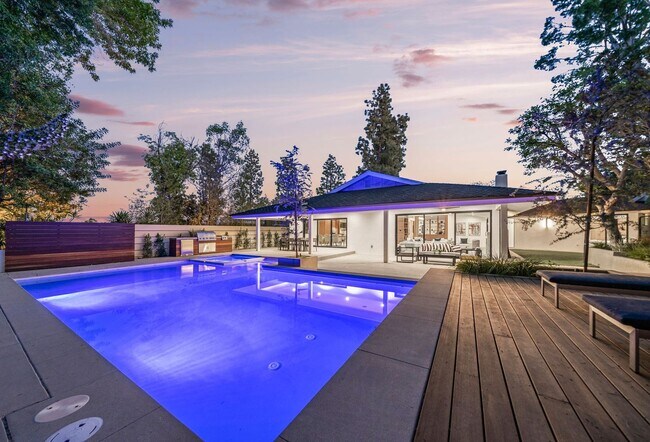 Building Photo - 16105 Clear Oak Dr
