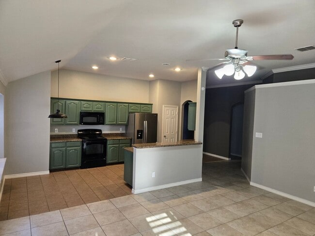 Building Photo - Adorable 4/2/2 located minutes from Weathe...