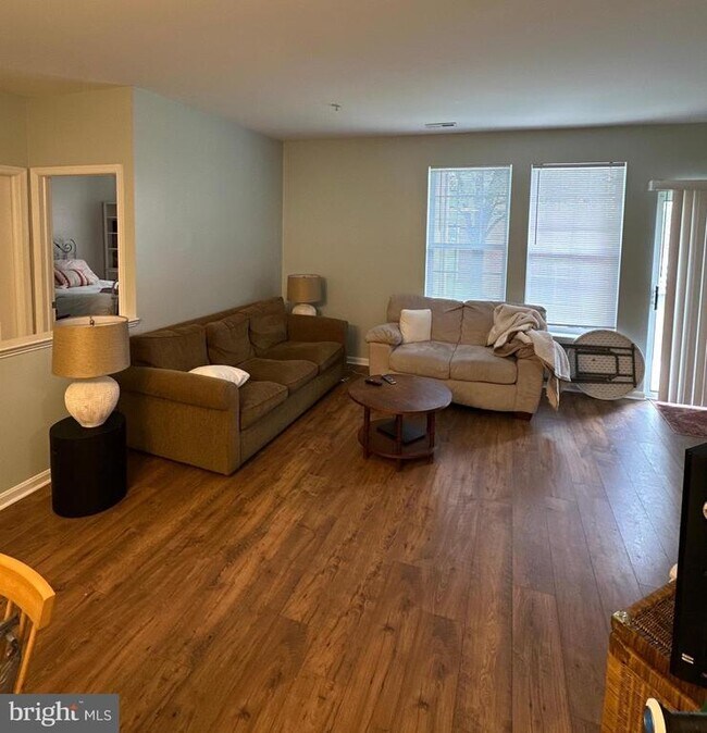 Building Photo - 8206 Blue Heron Dr