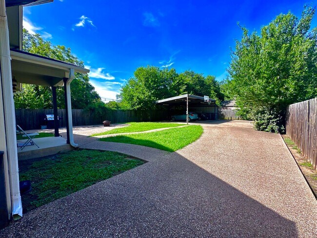 Building Photo - Charming 3/3 House in with Covered Parking Near Campus!