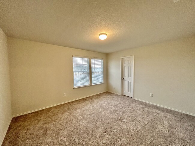 Building Photo - $300 OFF 1ST MONTH RENT IF YOU MOVE IN WIT...